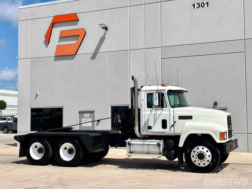 Mack CH 613 Tow Trucks / Wreckers