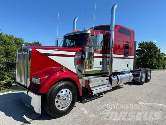 Kenworth W 900 Conventional Trucks / Tractor Trucks