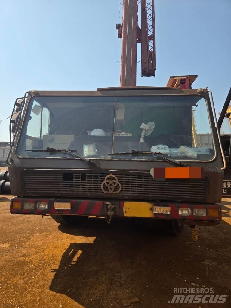 Krupp KMK 5110 Mobile and all terrain cranes