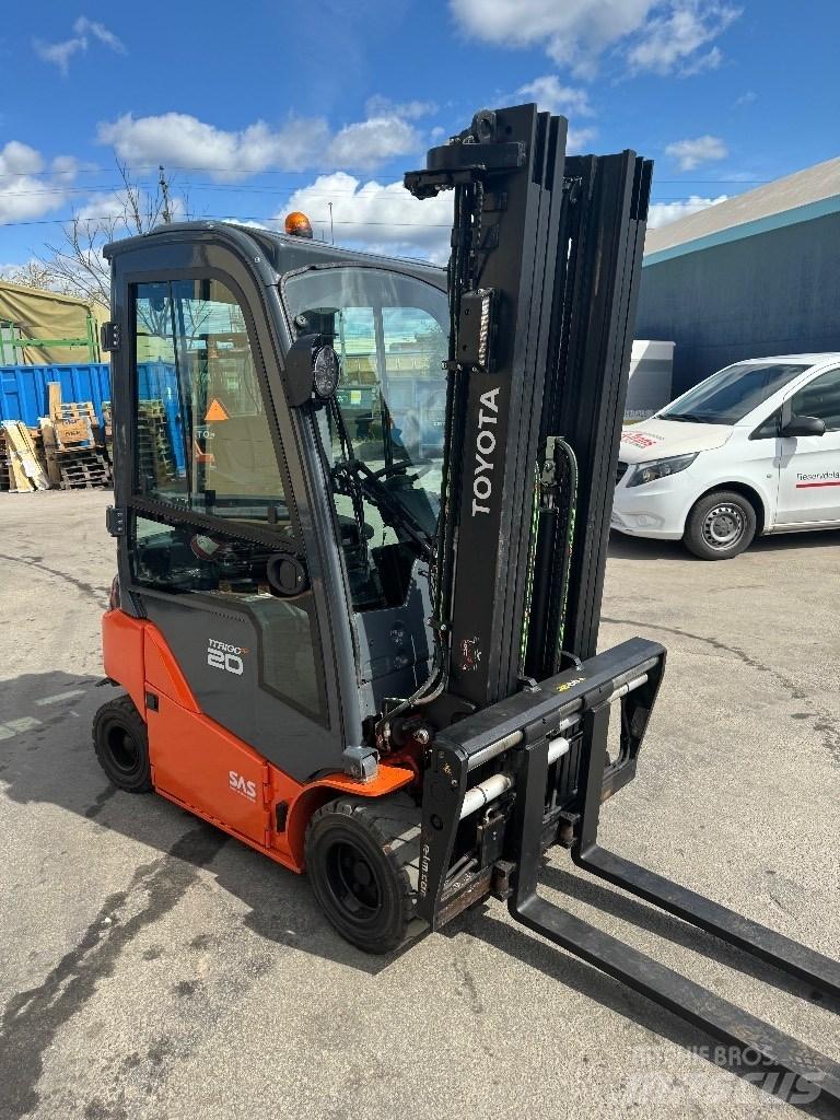 Toyota 8FBMK20T Electric Forklifts