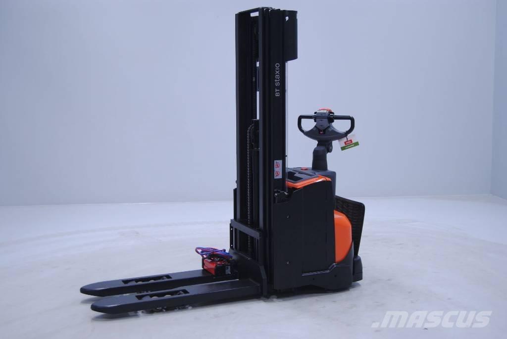 Toyota SWE120L Pedestrian stacker