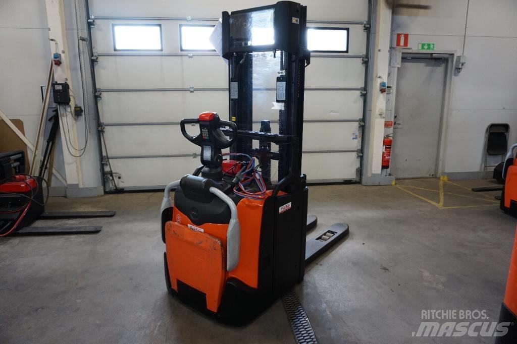 Toyota SPE120L Pedestrian stacker