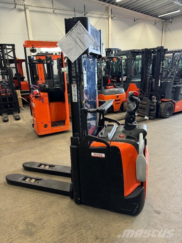 Toyota SPE120L Pedestrian stacker