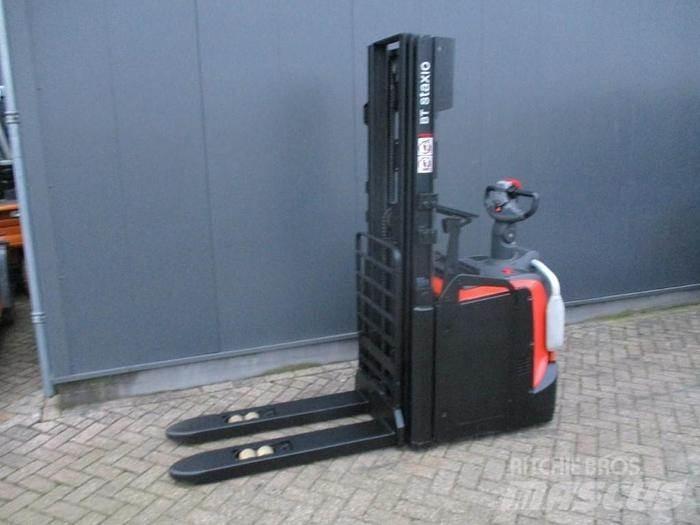 Toyota SPE 120L Pedestrian stacker