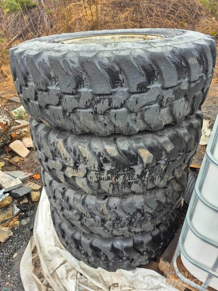 Dunlop 365/80R20 Tires, wheels and rims