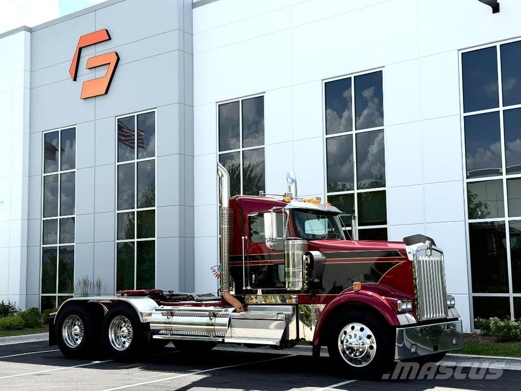 Kenworth W900 Conventional Trucks / Tractor Trucks