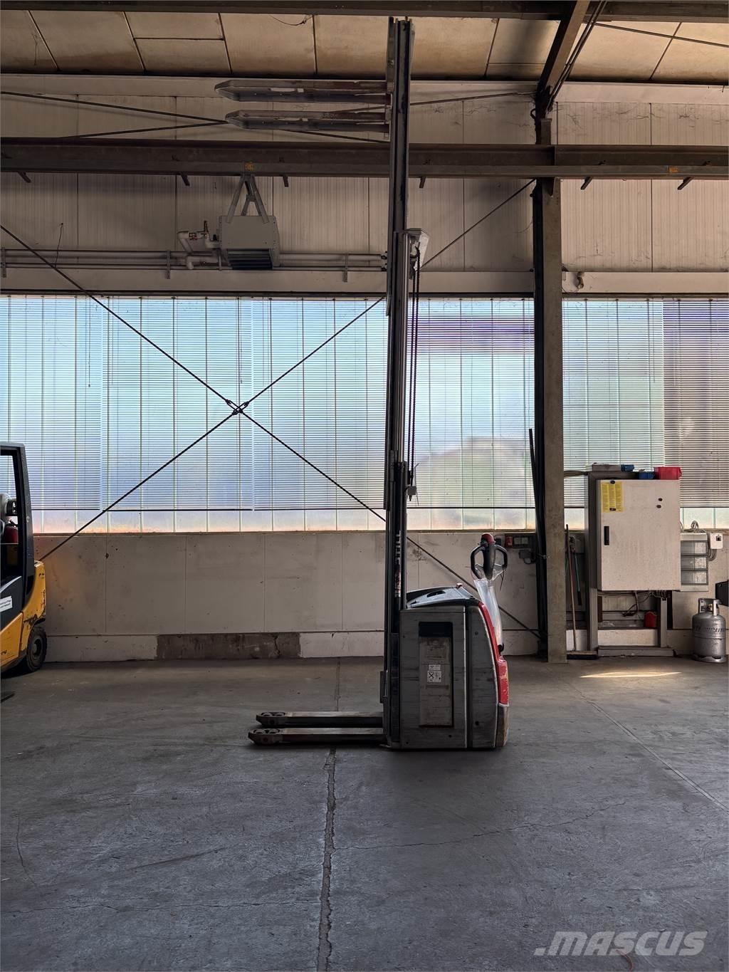 Still EXV 16 Pedestrian stacker