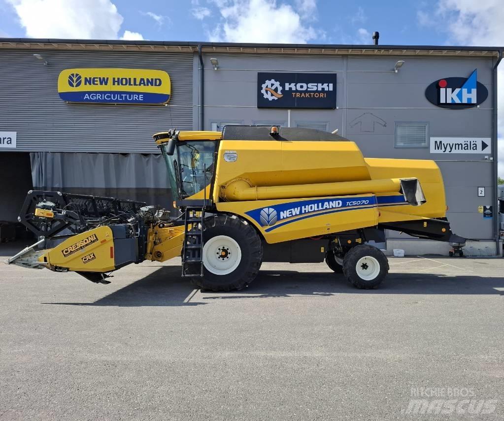 New Holland TC 5070 Combine Harvesters