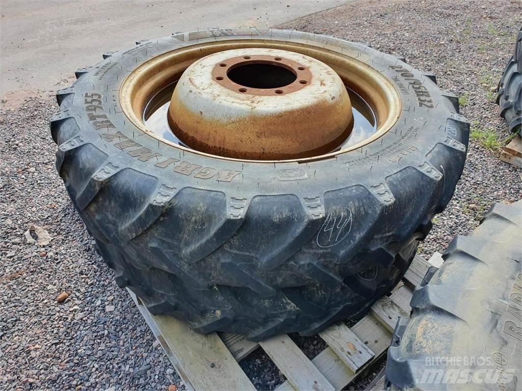 BKT 270/95R32 x2 Tires, wheels and rims