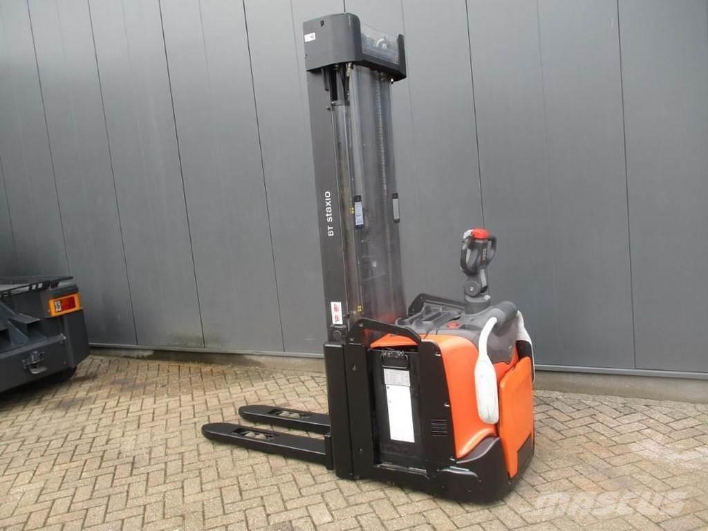 Toyota SPE 160L Pedestrian stacker