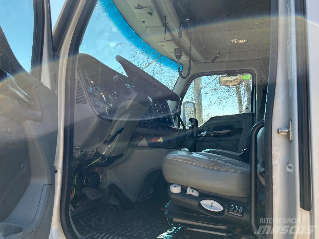 Kenworth T680 Conventional Trucks / Tractor Trucks