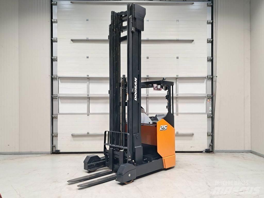 Doosan BR25JW-9 Reach trucks