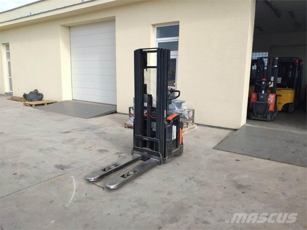 BT SWE120 Pedestrian stacker