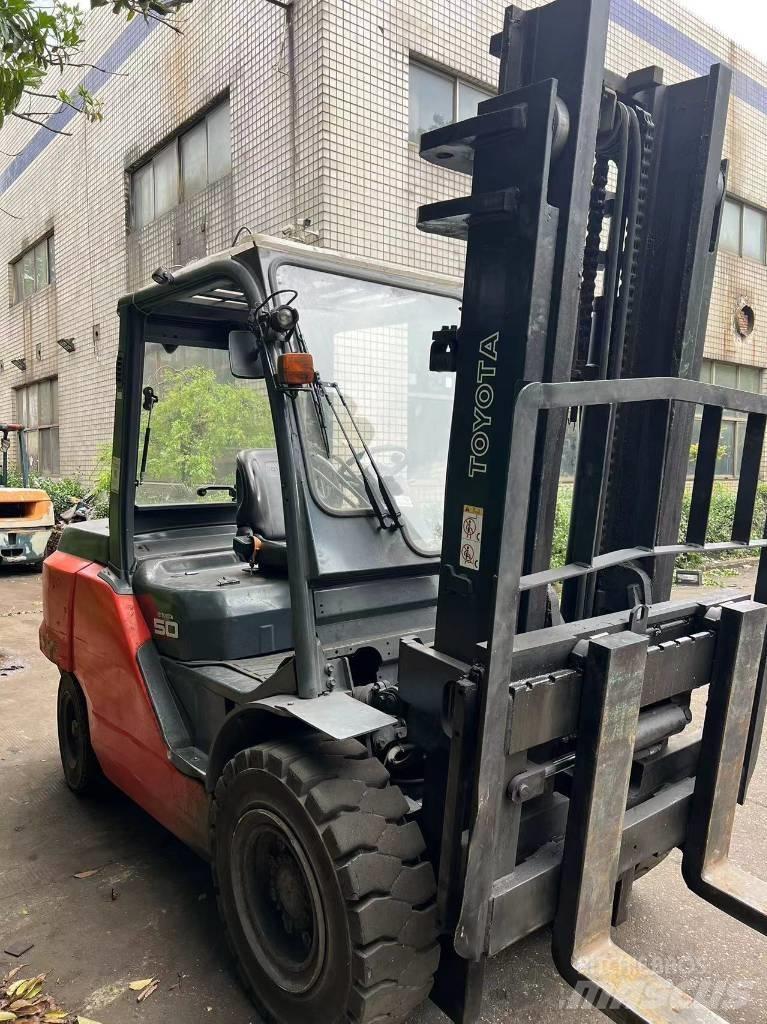 Toyota 8FD50N Electric Forklifts