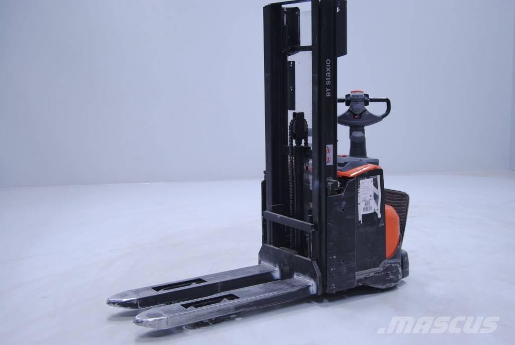Toyota SWE140L Pedestrian stacker