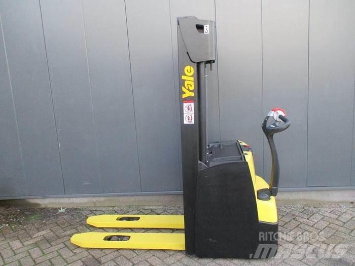 Yale MS 16 Pedestrian stacker
