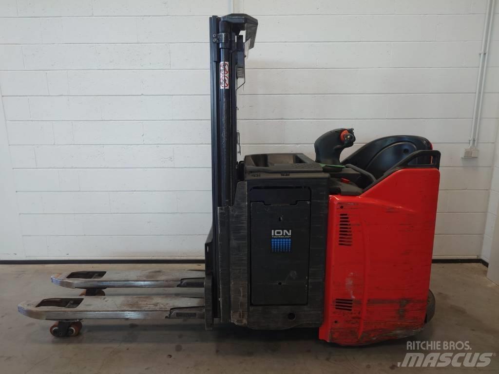 Linde D 12 Self Propelled Stackers