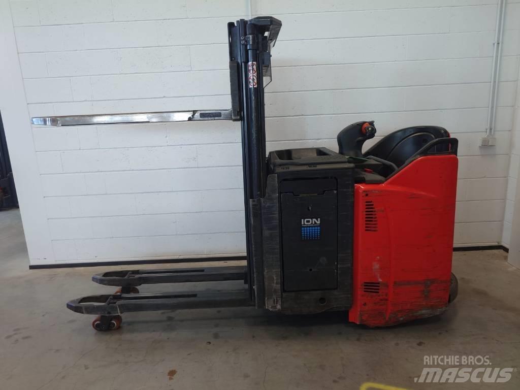 Linde D 12 Self Propelled Stackers