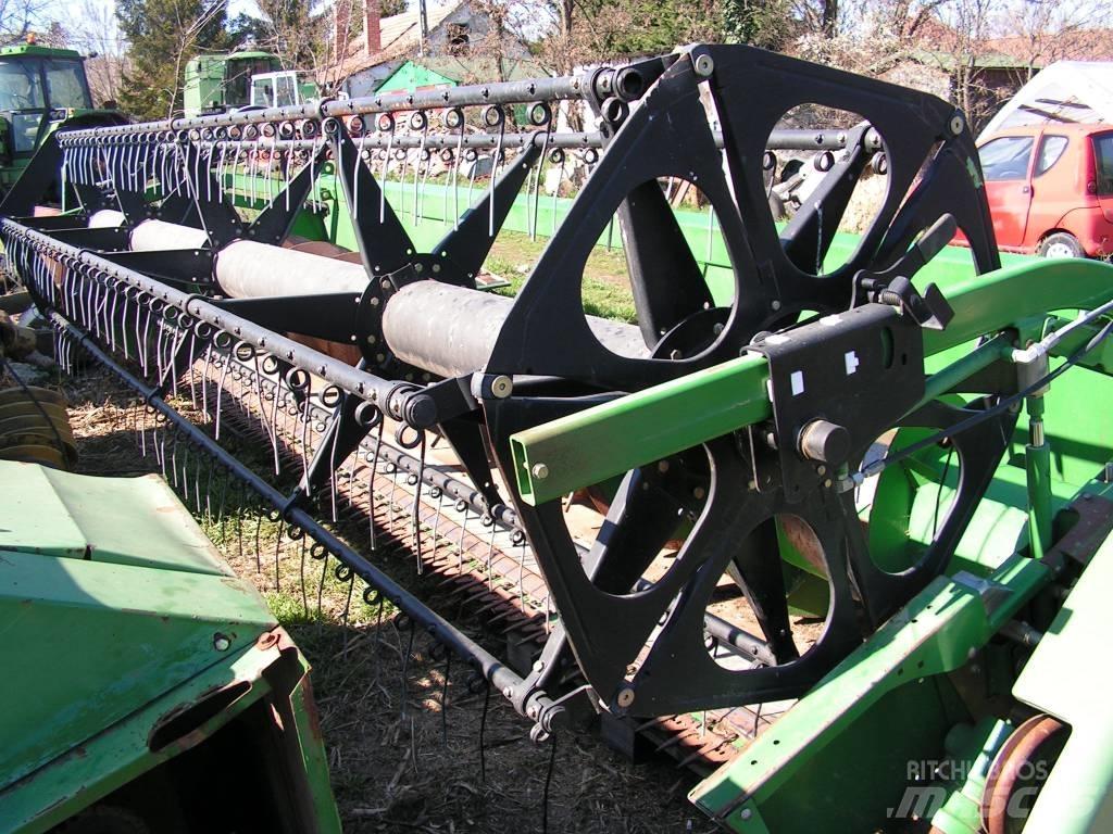 John Deere 618 R Harvester Headers