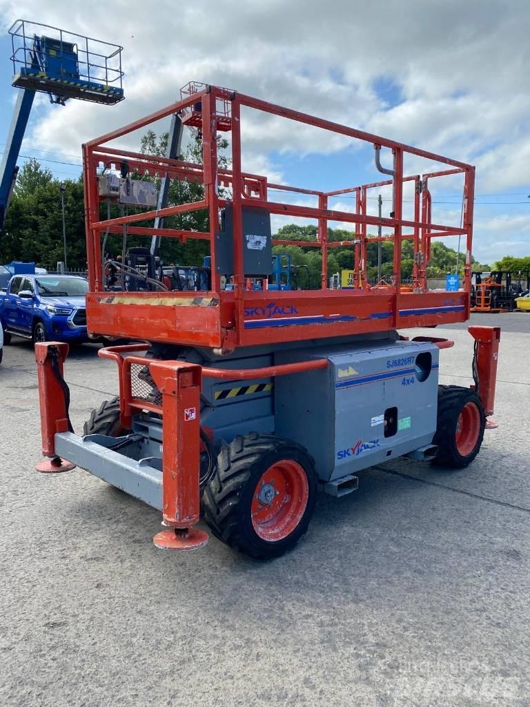 SkyJack SJ 6826 RT Scissor Lifts