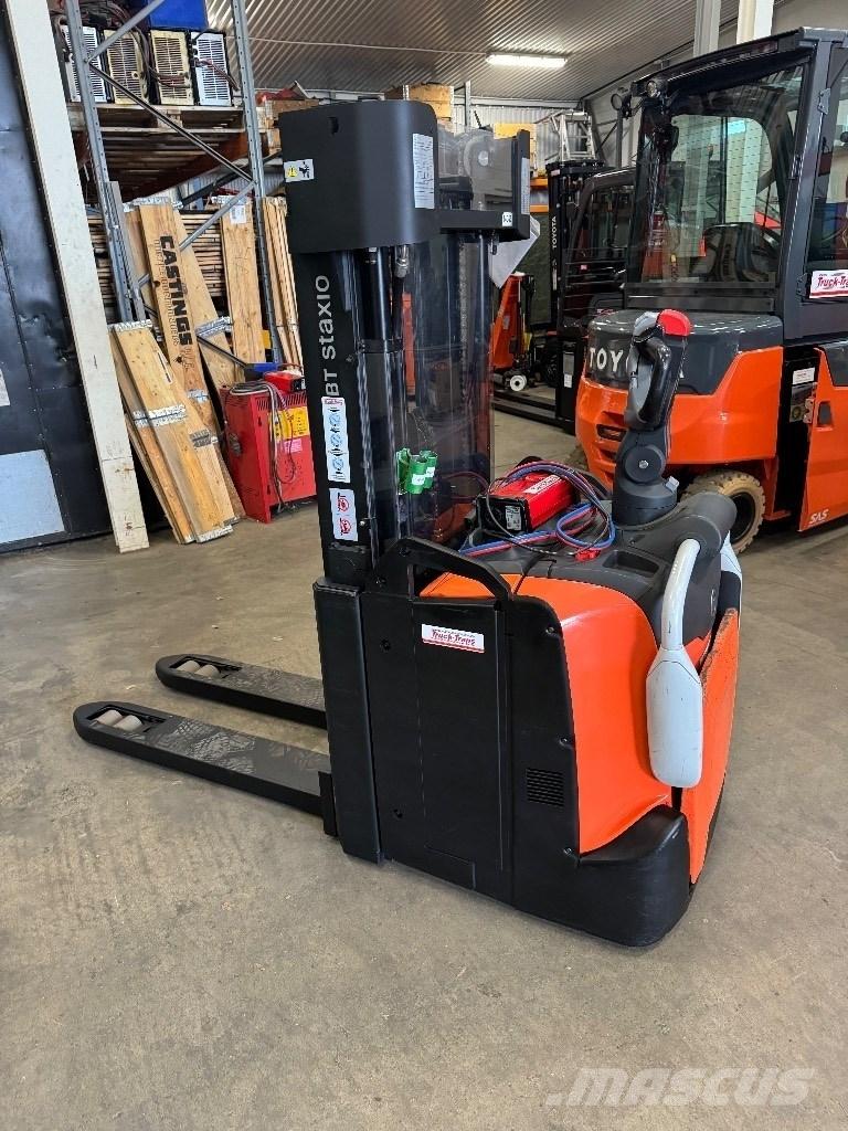 Toyota SPE160L Pedestrian stacker