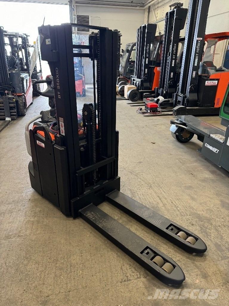 Toyota SPE160L Pedestrian stacker