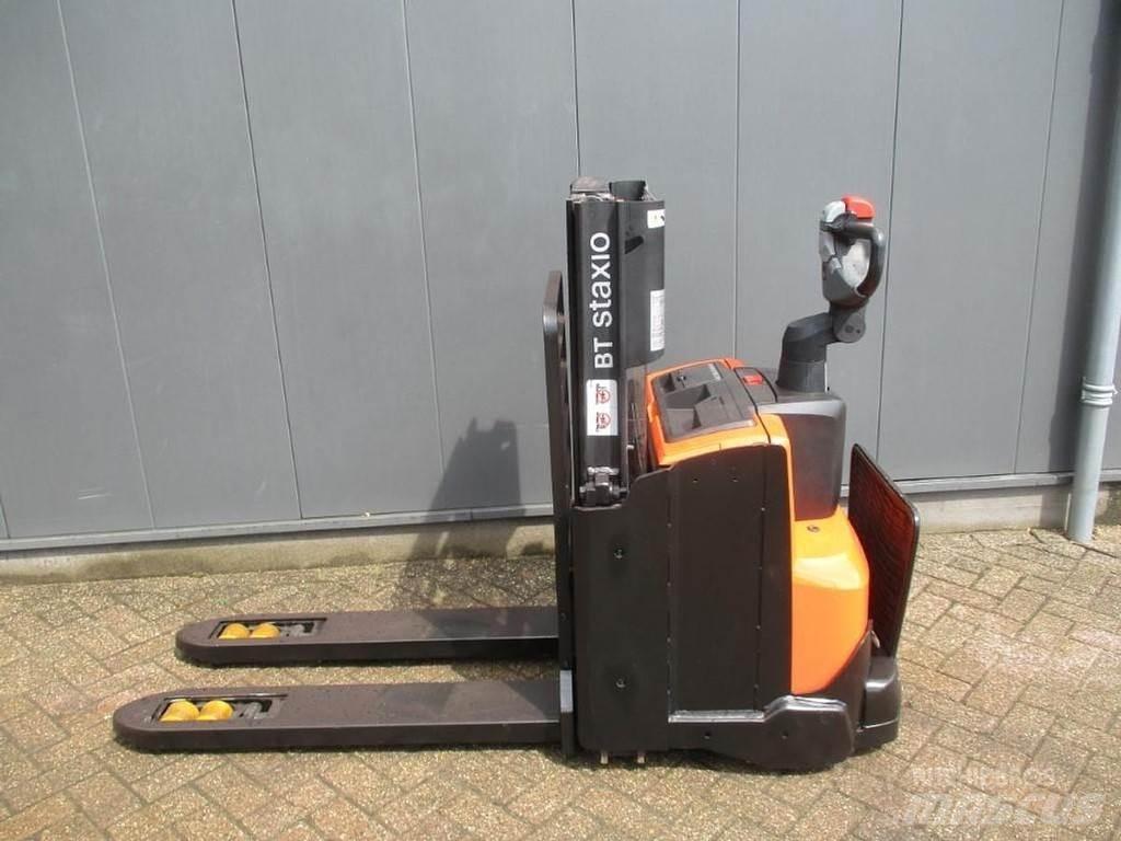 BT SWE 200D Pedestrian stacker