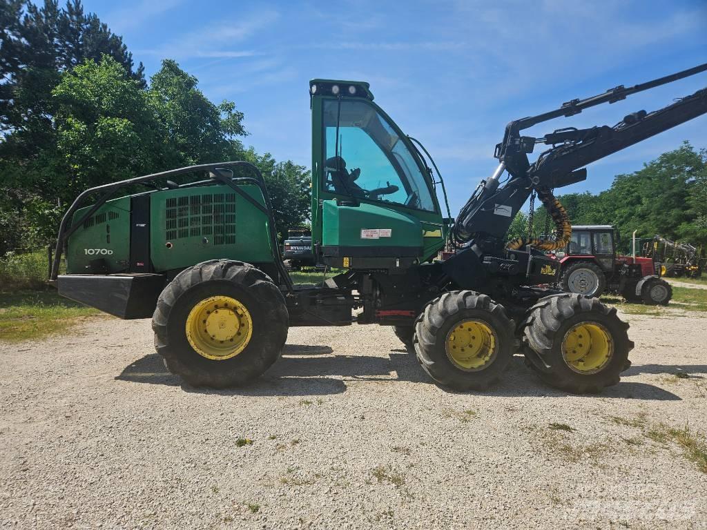 John Deere 1070 D Harvesters