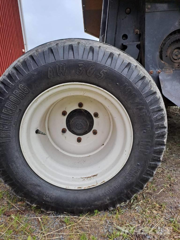 New Holland BR 7060 Round Balers