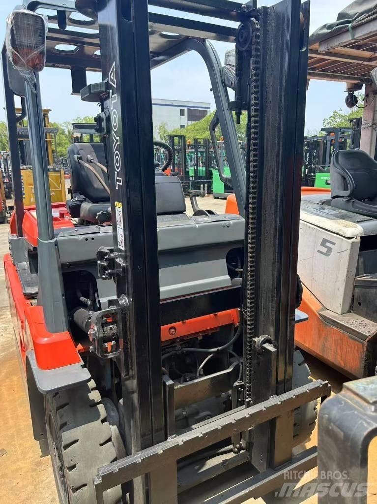 Toyota 15 Electric Forklifts