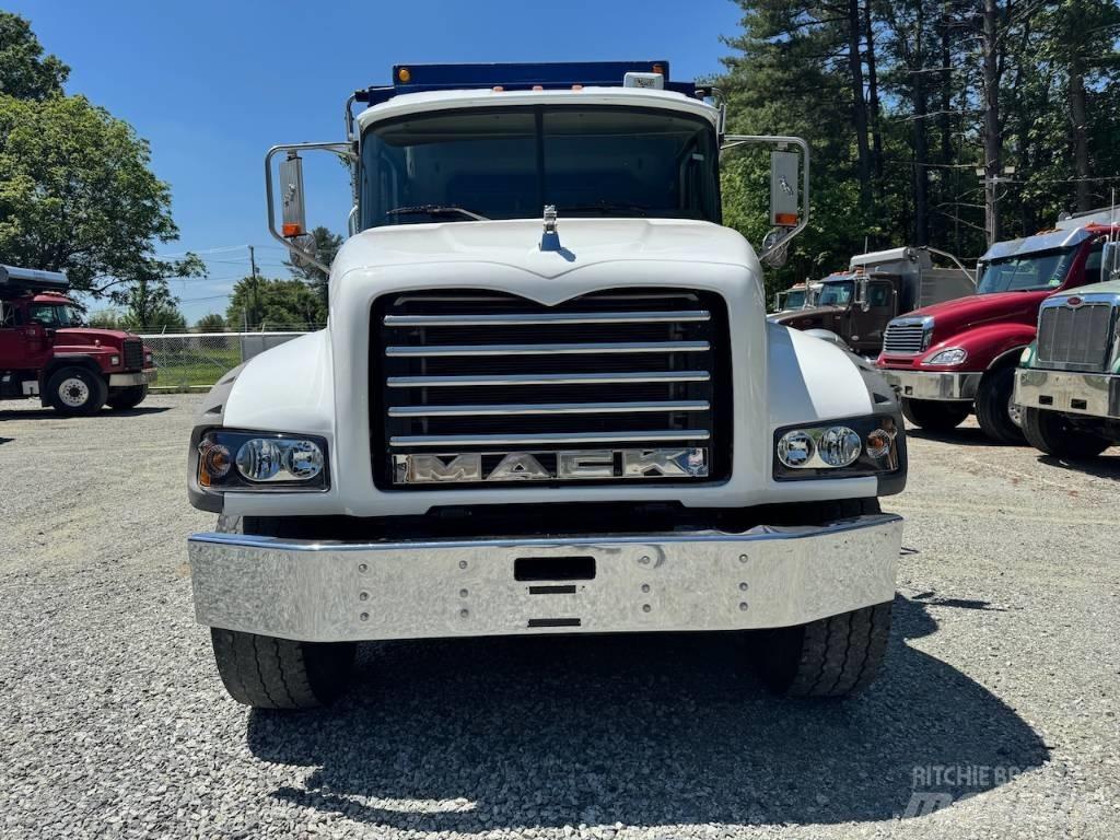 Mack GU 713 Dump Trucks