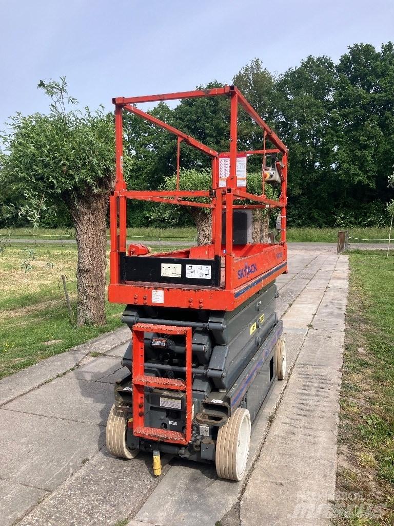 SkyJack 3226 Scissor Lifts