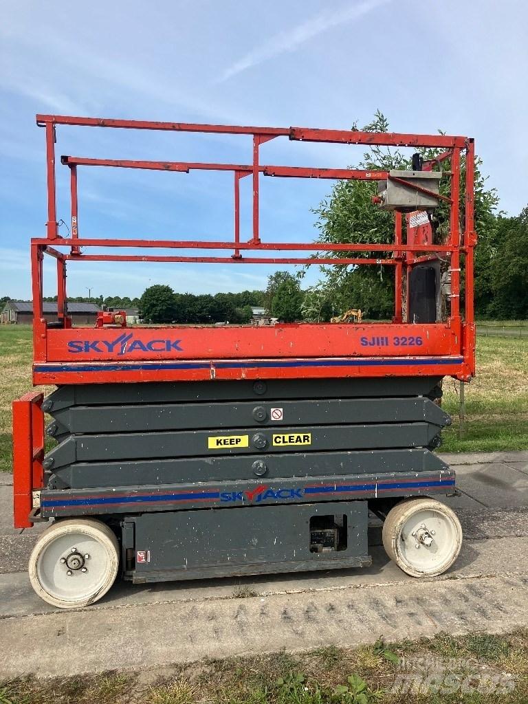 SkyJack 3226 Scissor Lifts