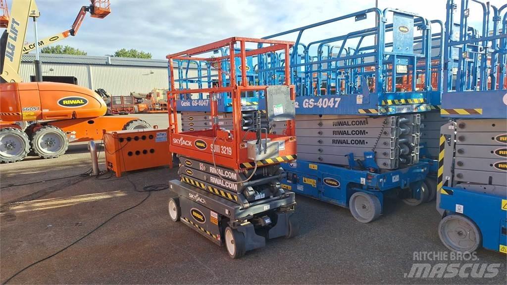 SkyJack SJIII3219 Scissor Lifts