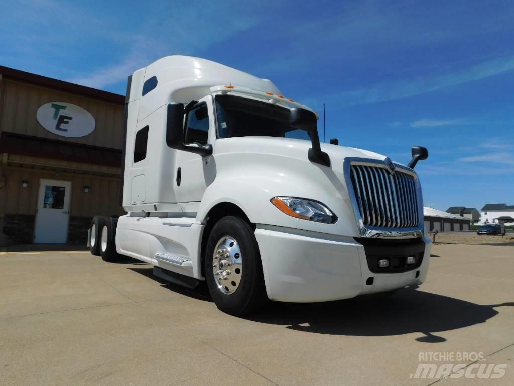 International LT 625 Conventional Trucks / Tractor Trucks