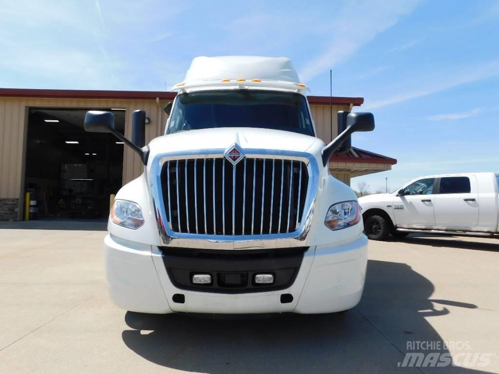 International LT 625 Conventional Trucks / Tractor Trucks
