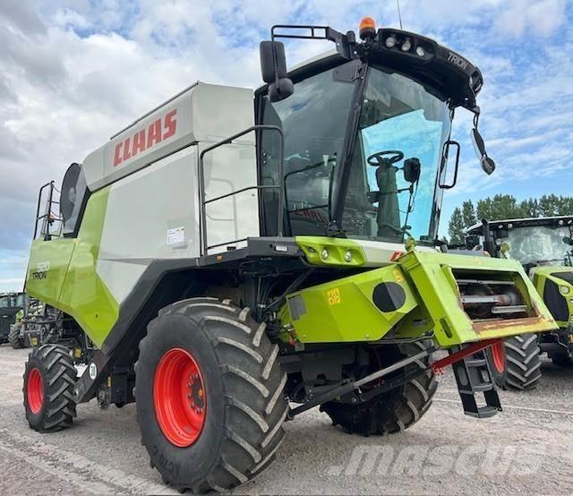 CLAAS TRION 520 Combine Harvesters