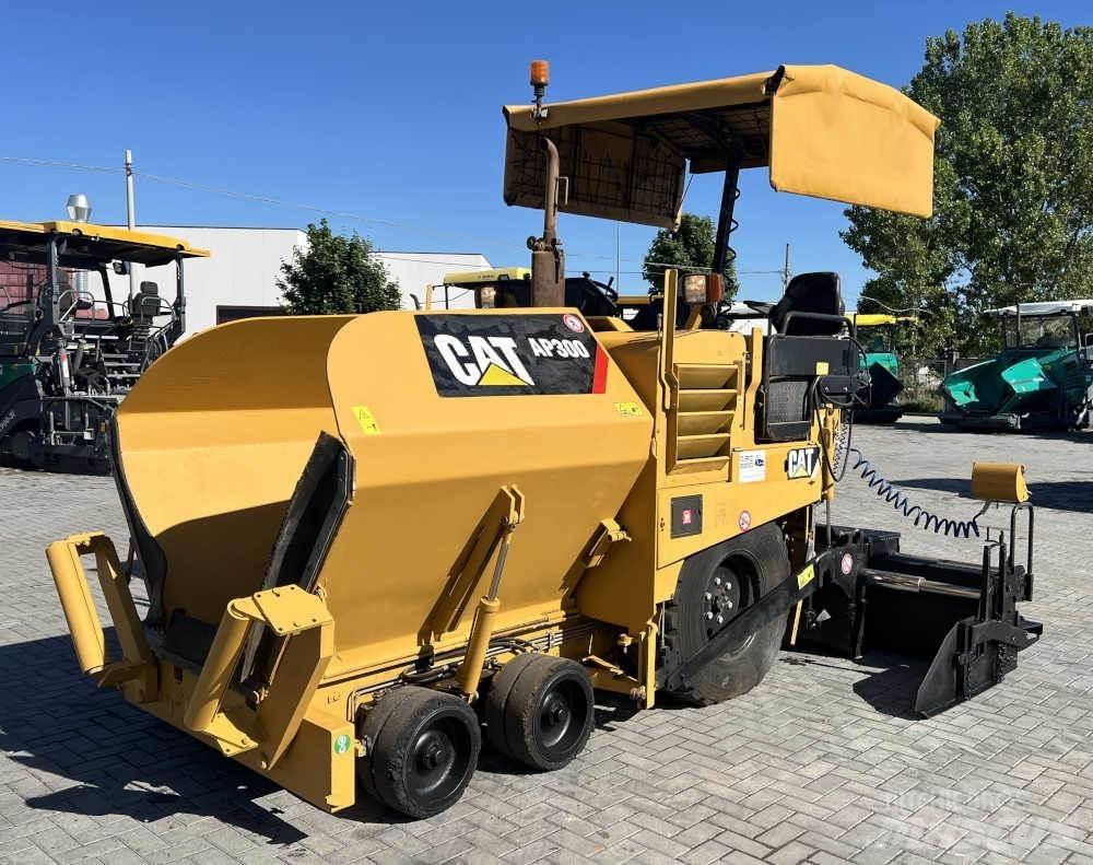 CAT AP 300 Asphalt pavers