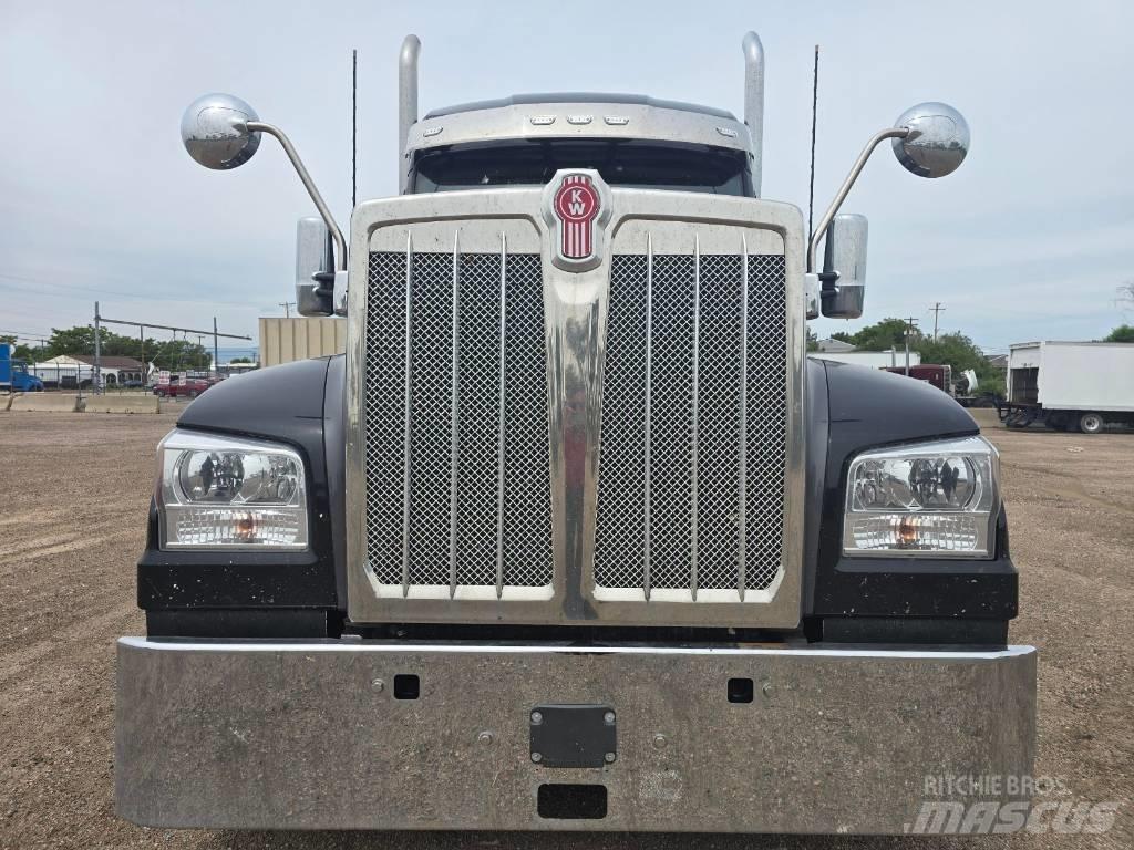 Kenworth W 990 Conventional Trucks / Tractor Trucks