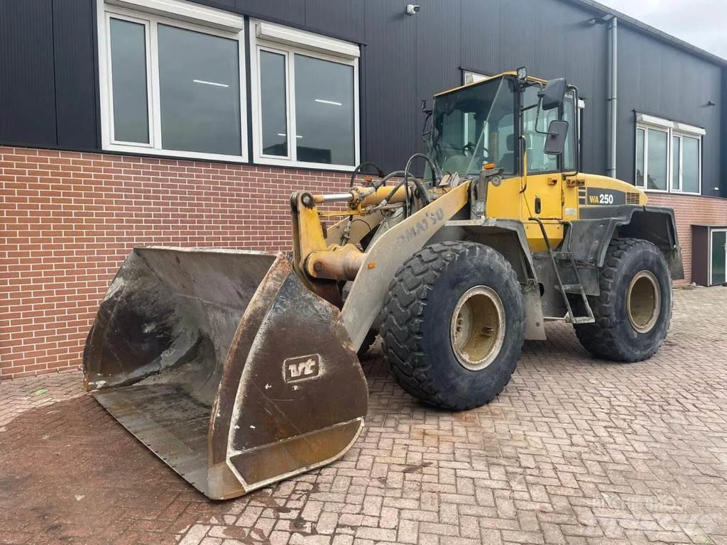 Komatsu WA250-5 Wheel Loaders