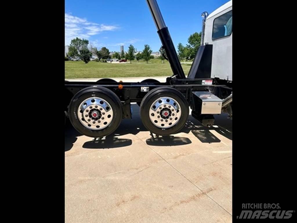 Kenworth T 880 Conventional Trucks / Tractor Trucks