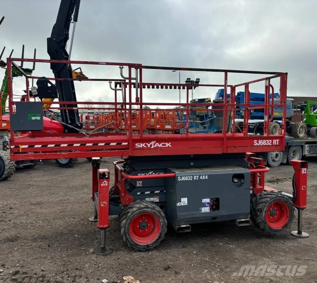 SkyJack SJ 6832 RT Scissor Lifts