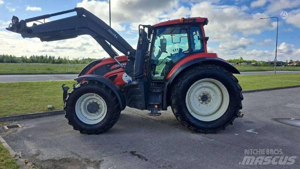 Valtra T 214 Tractors