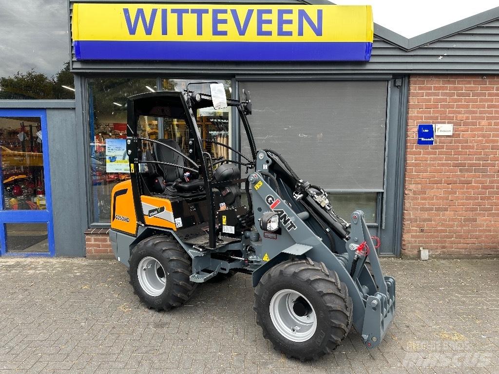 GiANT G2500HD Multi purpose loaders