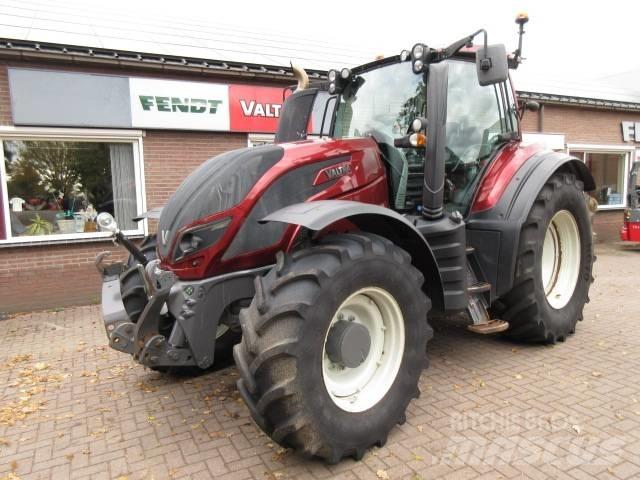 Valtra T154 VERSU Tractors