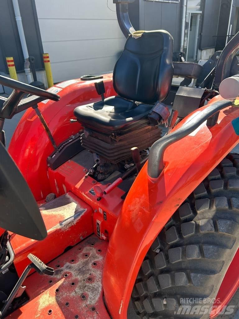 Kubota L1-382 HST Compact tractors
