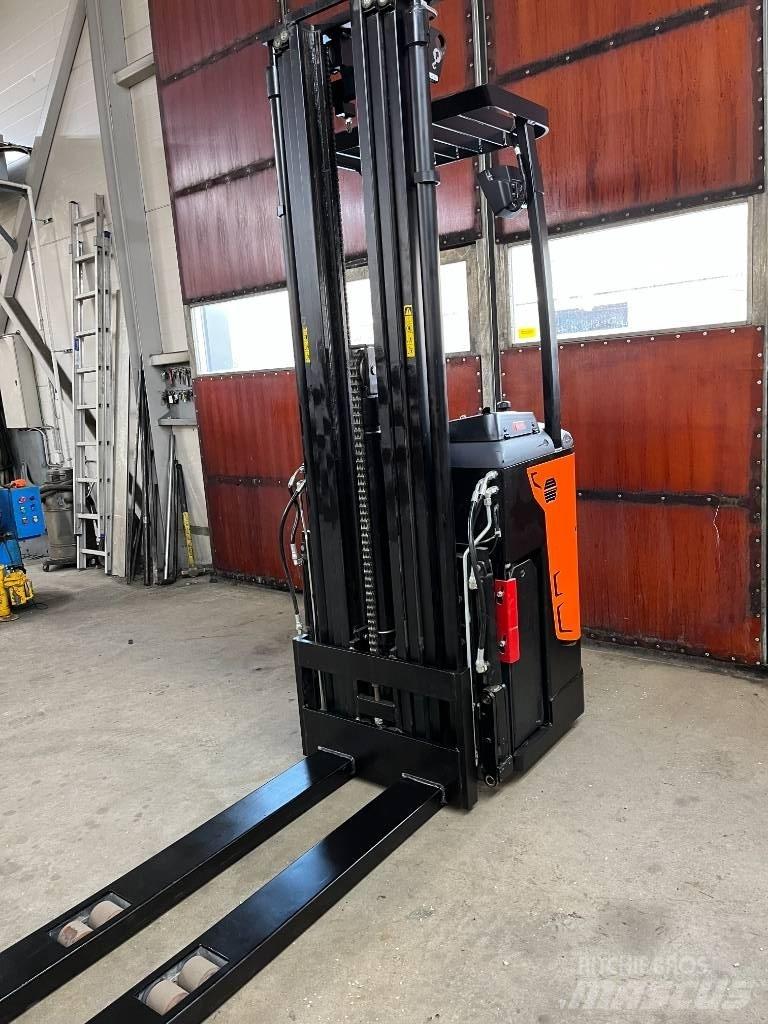 Rocla SST12AC Self Propelled Stackers