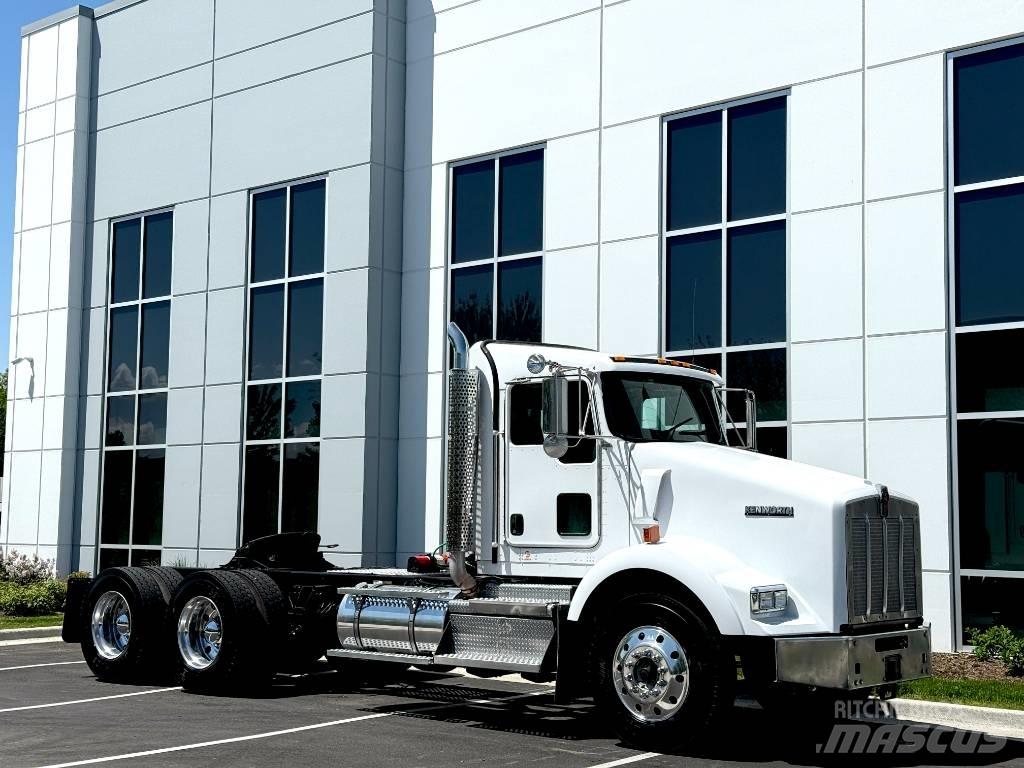 Kenworth T800 Conventional Trucks / Tractor Trucks