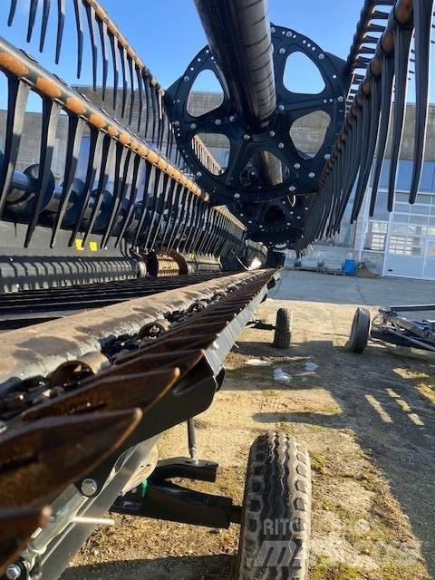 MacDon FD135 Harvester Headers