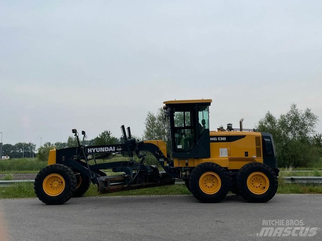 Hyundai HG130 Motor Graders